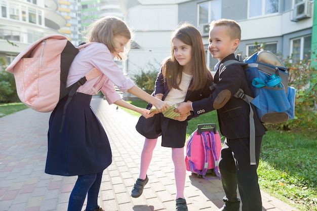 Openluchtportret van glimlachende schoolkinderen op de basisschool.