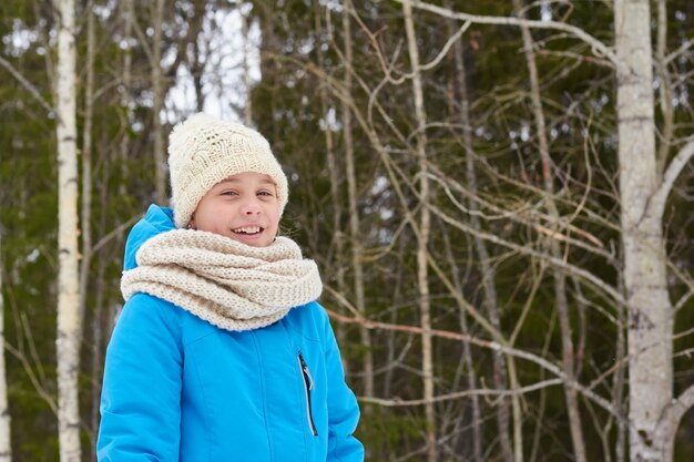 Openluchtportret van jong mooi gelukkig glimlachend meisje in de winterpark