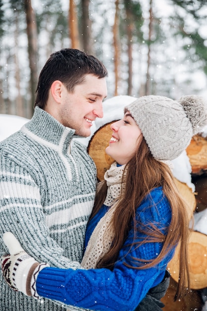 Openluchtportret van jong sensueel paar in de koude winter wather. liefde en kus