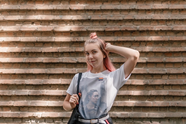 Openluchtportret van jong tiener hipster meisje met roze haar en lgbt teken