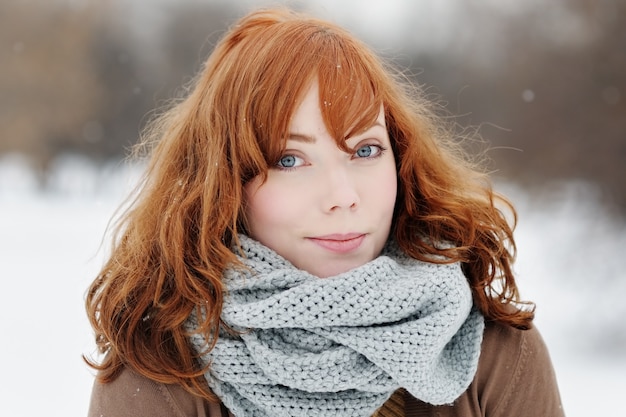 Openluchtportret van jonge mooie vrouw in de winter