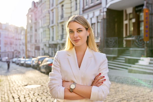 Openluchtportret van jonge mooie vrouw op stadsstraat