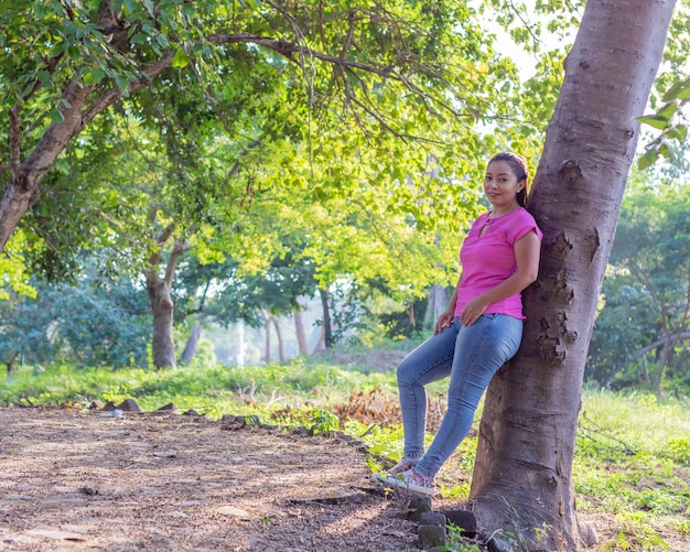 Openluchtportret van Mexicaanse vrouw die jeans draagt