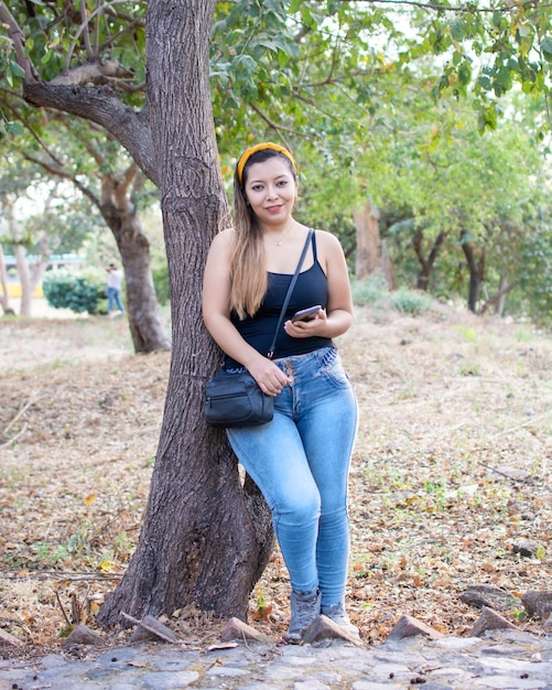 Openluchtportret van Mexicaanse vrouw die jeans draagt