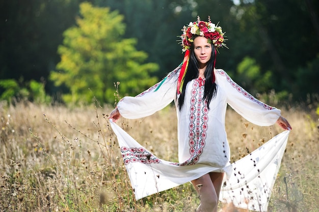 Openluchtportret van mooie zwangere Oekraïense vrouw
