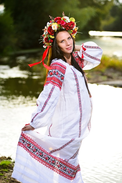 Openluchtportret van mooie zwangere Slavische vrouw.