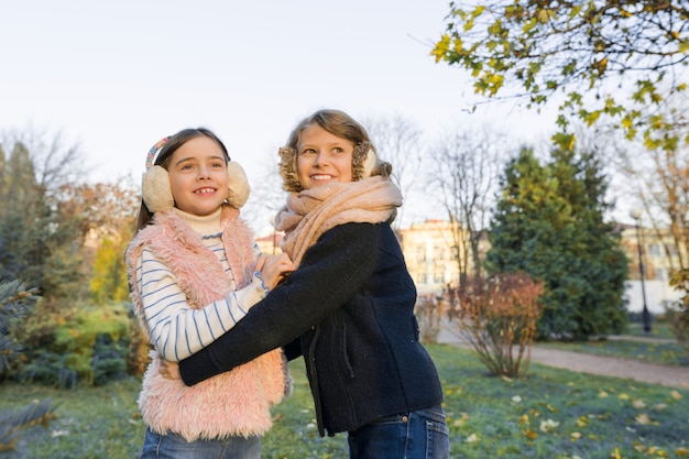 Openluchtportret van twee kleine meisjes beste vrienden