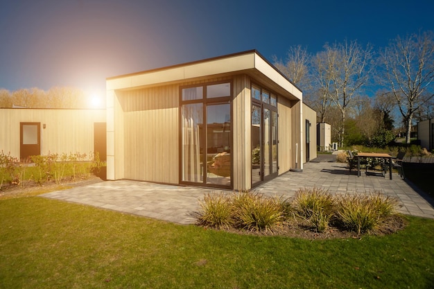 Openluchtrecreatie kleine moderne comfortabele huizen in een recreatiegebied in de buitenwijken camping familievakantie