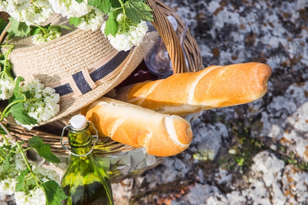 openluchtrecreatie met heerlijk eten en wijn