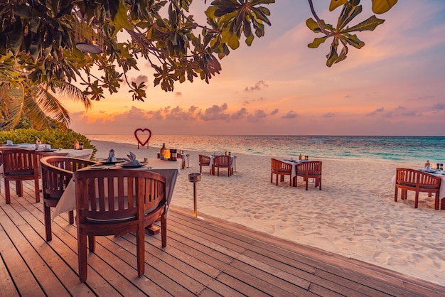 Openluchtrestaurant aan het strand. Tafelopstelling bij tropisch strandrestaurant. Led-lichtkaarsen