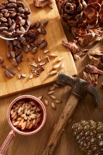 Открытие деревянного стола соснового ореха молотком