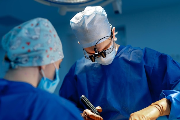 Foto operatie in het ziekenhuis. gezondheidszorgconcept. neurochirurgen aan het werk. selectieve aandacht. medische kamer achtergrond.