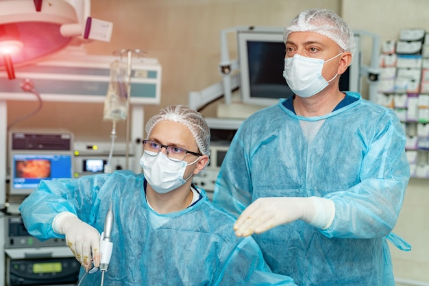 Operatie medische spoedeisende ziekenhuisbehandeling. Groep chirurgen die werken in de kamer van het noodhospitaal.