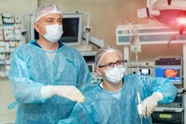 Operatie medische spoedeisende ziekenhuisbehandeling Groep chirurgen die werkzaam zijn in de spoedeisende ziekenhuiskamer