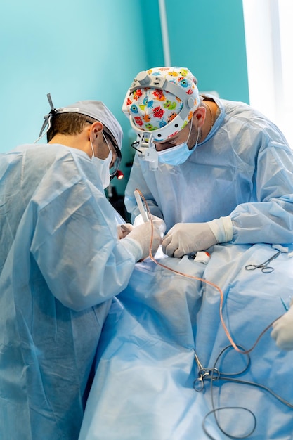 Operatie specialisten in uniform werken Chirurgie professionele steriele proces