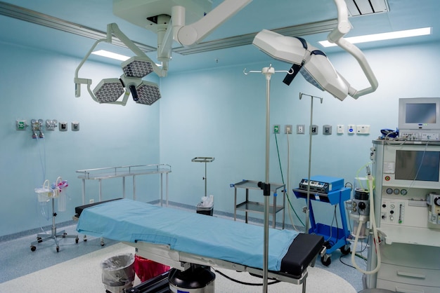 Photo the operating room in the hospital with all the equipment in white and blue