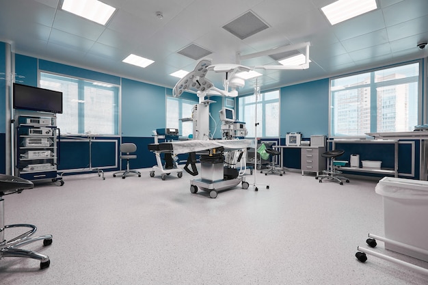 현대적인 장비를 갖춘 수술실, 넓고 밝은 수술실, 수술 준비가 된 수술실.