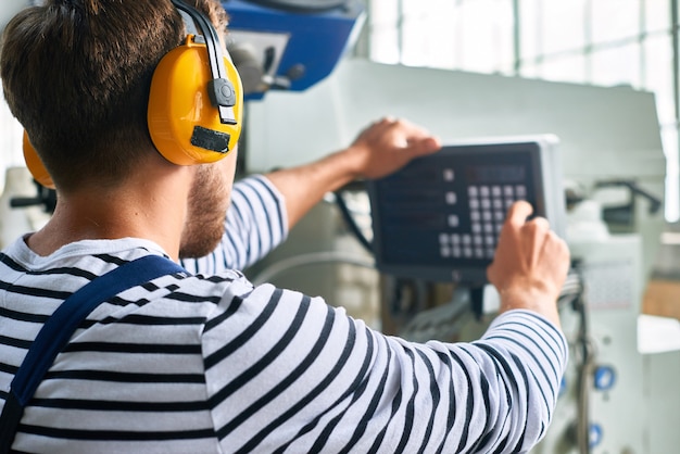 Foto operator machine-eenheden instellen in de fabriek