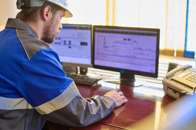 Foto l'operatore gestisce i processi tecnologici dell'impresa