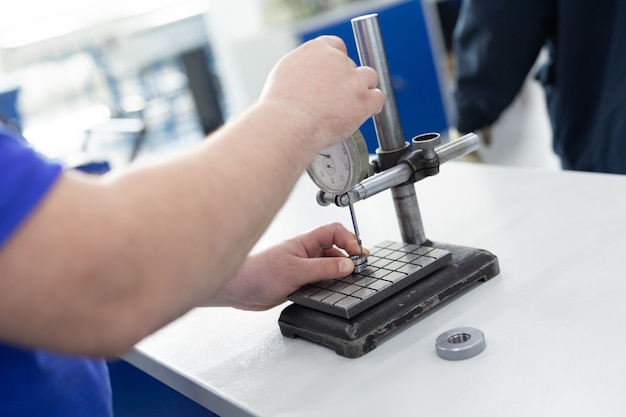 The operator performs control of metal detail