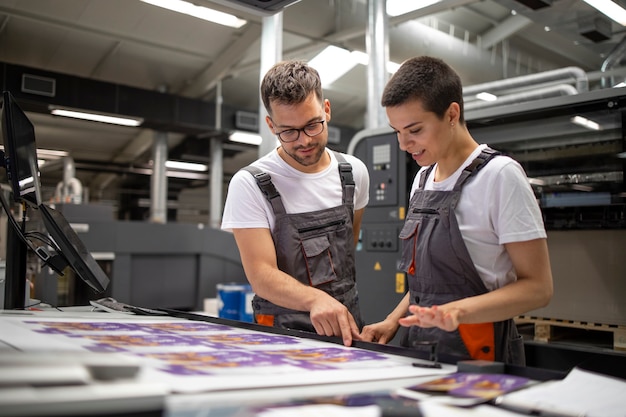 Operators van drukmachines controleren grafische kwaliteit en kleurwaarden bij drukkerij.
