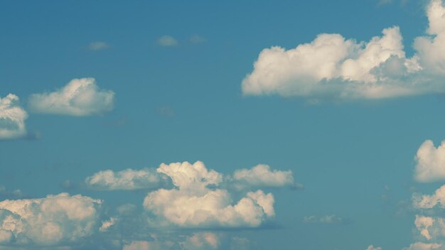 Opgeblazen pluizige gekleurde wolken zomer blauwe hemel prachtige natuur regenachtige wolken overdag