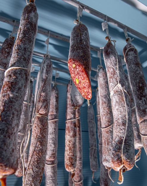 Opgedroogde salami opgehangen