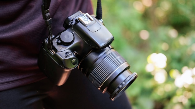 Opgehangen professionele camera in de buurt van een heup