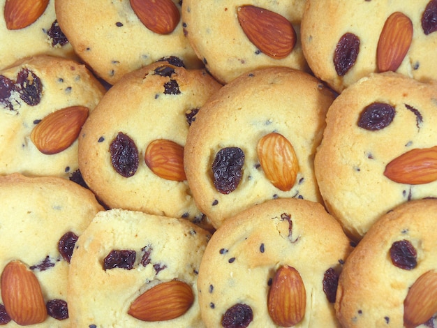 Opgeleide amandel-boterachtige koekjes