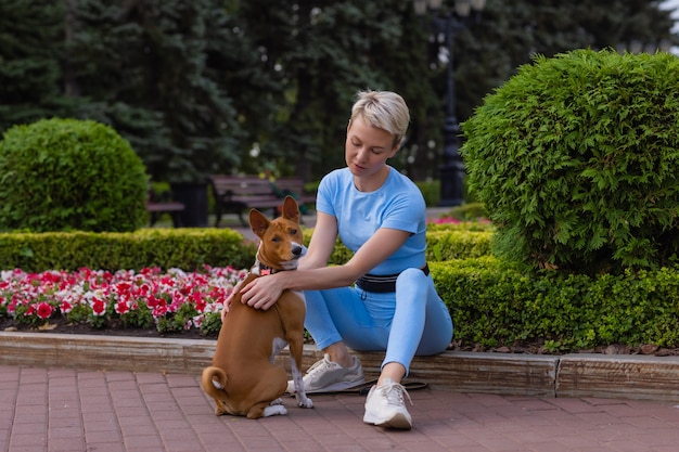 Opgeleide intelligente hond die voedsel van de mens neemt.