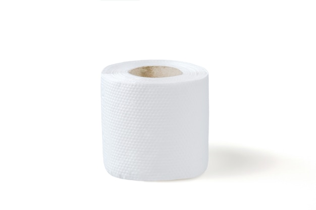 Opgerold toiletpapier op wit oppervlak