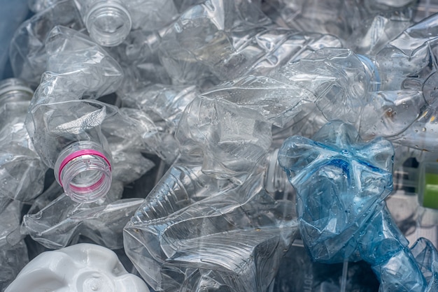 Opgerolde plastic flessen voor recycling.