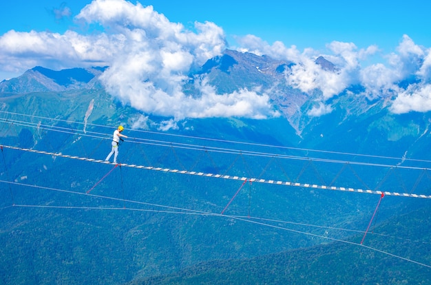 Opgeschorte houten brug over de afgrond. extreme vakantie.