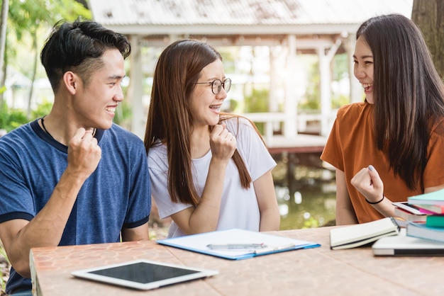 Opgetogen bevelen studenten hun vuisten op te heffen terwijl ze onze overwinning glimlachen