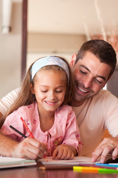 Opgetogen familietekening met kleurrijke pen