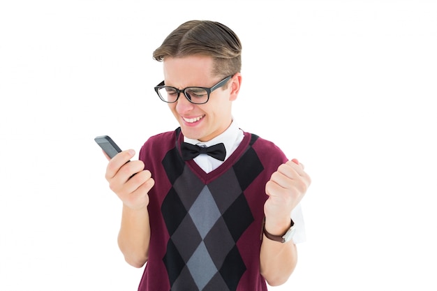 Opgewekte geeky hipster die op de telefoon texting