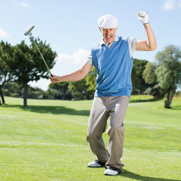 Opgewekte golfspeler die bij het zetten van groen toejuichen