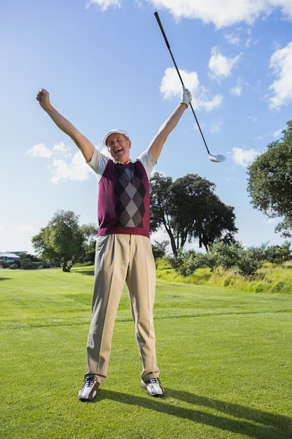 Opgewekte golfspeler die en camera toejuichen toejuichen