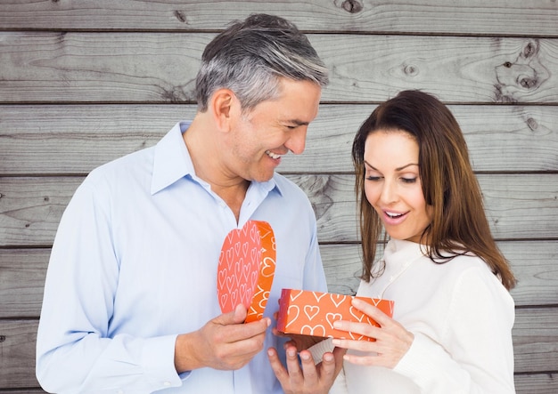 Opgewekte vrouw die gift van de mens ontvangt