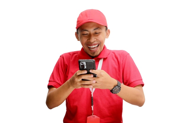 Opgewonden Aziatische bezorger die geweldig nieuws op de telefoon leest