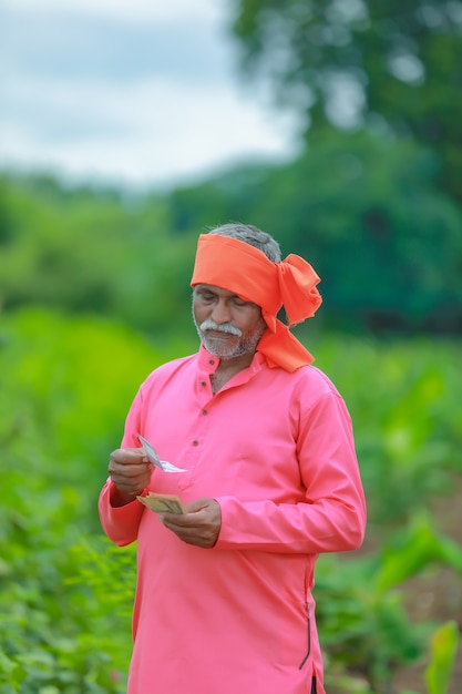 Opgewonden boer met Indiase roepie-aantekeningen