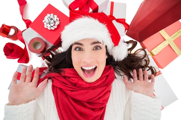 Opgewonden brunette liggend in de buurt van kerstcadeautjes