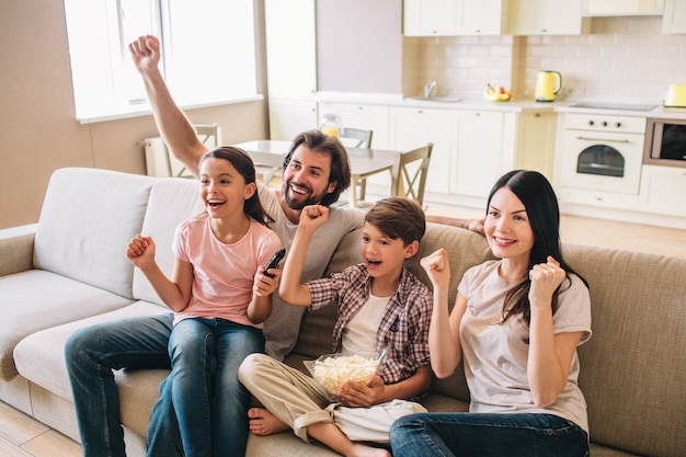 Opgewonden en zeer gelukkige familie is blij