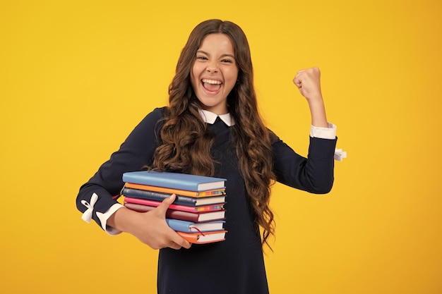 Opgewonden gezicht terug naar school portret van tiener schoolmeisje met boeken kinderen school en onderwijs concept schoolmeisje student verbaasde uitdrukking vrolijk en blij