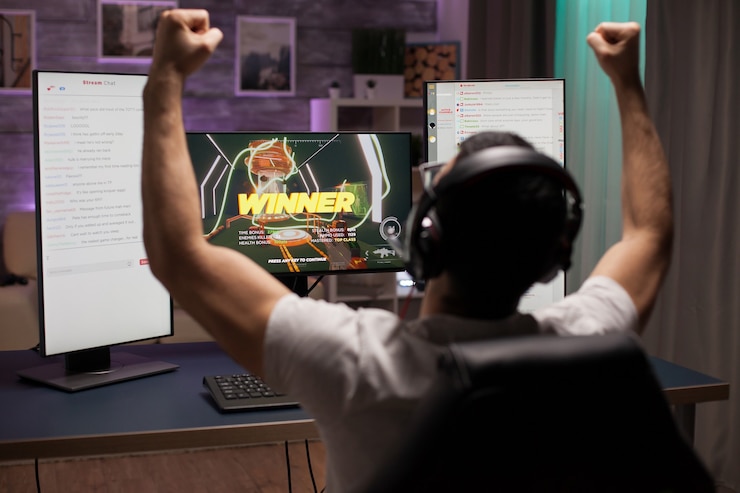 Foto opgewonden jonge man met handen omhoog na het winnen van een wedstrijd van schietspellen. esport-streaming.
