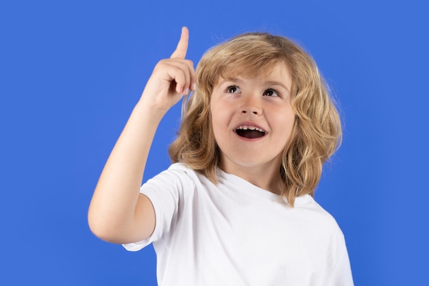 Opgewonden jongen heeft idee op blauwe geïsoleerde achtergrond verrast gezicht verbaasde emoties van kind