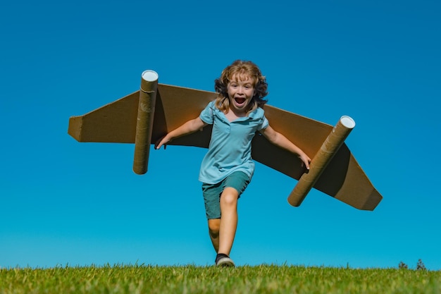 Opgewonden kind met jet pack superheld Kind piloot loopt tegen zomer hemelachtergrond Succes leider en winnaar concept verbeelding kinderen vrijheid