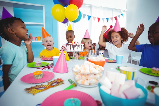 Opgewonden kinderen genieten van een verjaardagsfeestje