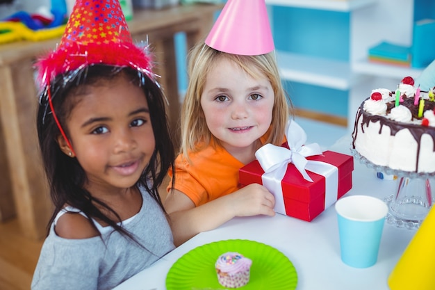 Opgewonden kinderen genieten van een verjaardagsfeestje