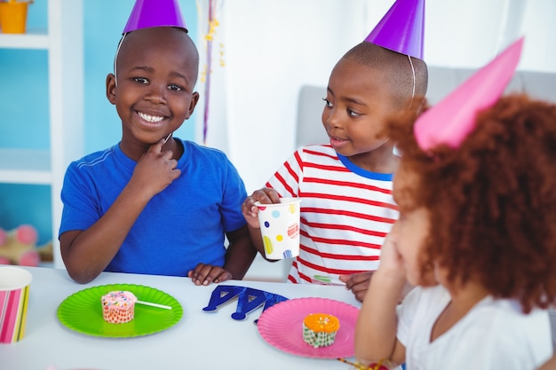 Opgewonden kinderen genieten van een verjaardagsfeestje